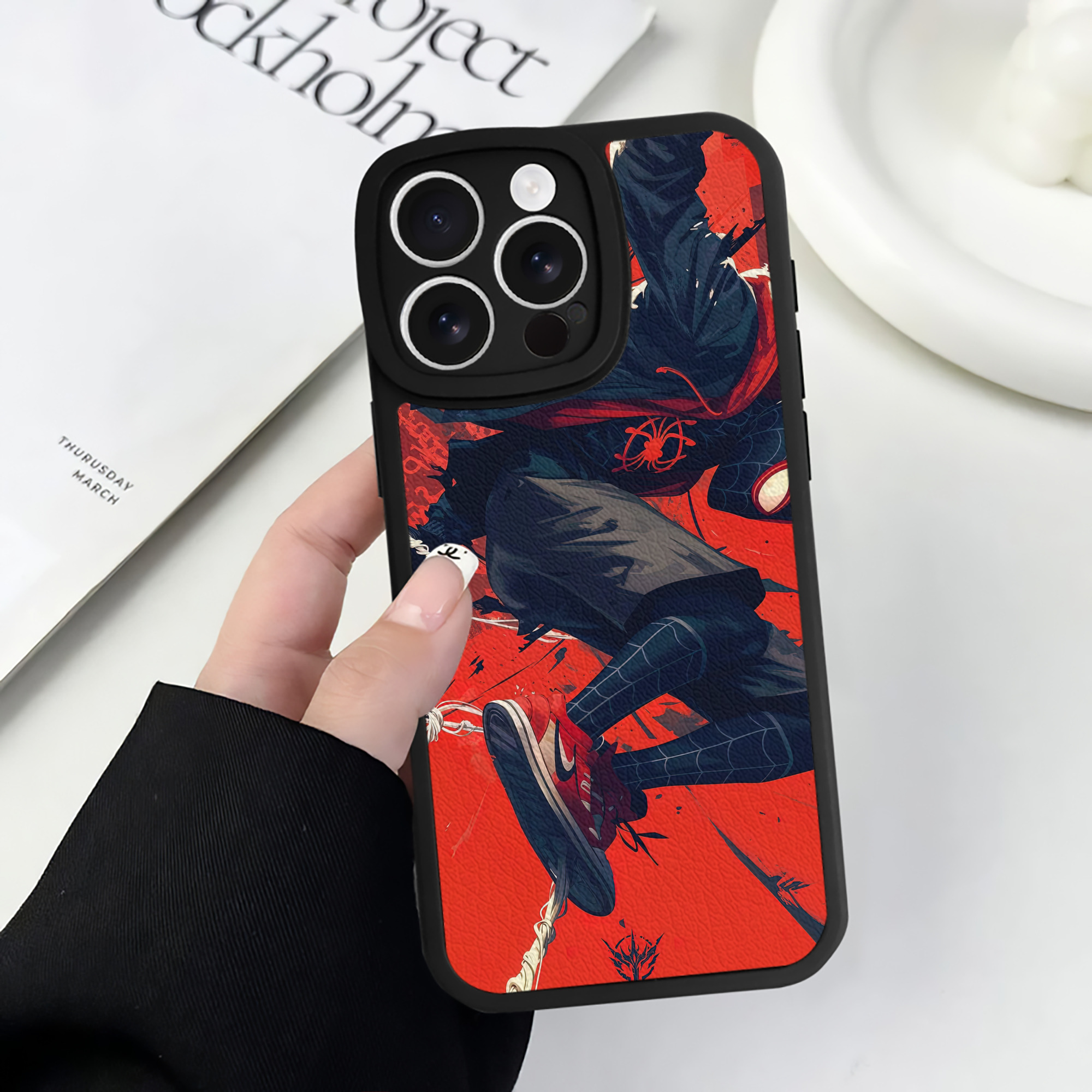 Spider Man スパイダーマン 【iPhone 16シリーズ対応】シリコンスマホケース（レザー調） 材質：シリコン